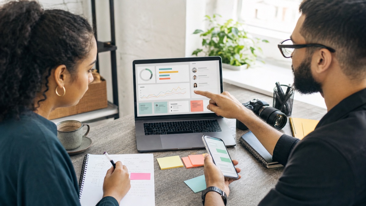IA no marketing digital para PMEs Profissionais analisando campanhas, CRM e jornada do cliente em laptop para uso de IA no marketing